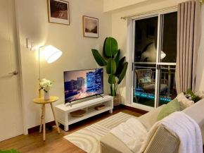Cozy 1 BR Scandinavian/Tropical Condo with Balcony & Parking